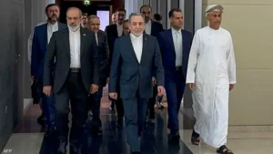 طهران ترفض وقف التخصيب وتتمسك بالدبلوماسية لتجنب الحرب